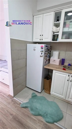 nekretnine_milanovic Na prodaju nov mali jednosoban stan. Stan je po strukturi manji jednosoban od 26m2 i maksimalno je iskorišćen svaki kvadrat stana. Nalazi se u zgradi K-kompleksa pored samog Akva parka i Vivo šoping centra u Jagodini.Zgrada ima pet liftova. Stan je idealan kako za život tako i za rentiranje na dan zbog atraktivne lokacije i bogatog turističkog sadržaja. Nalazi se na četvrtom spratu od sedam.Cena 42000€ Tel.0606208282 | Milanović Nekretnine