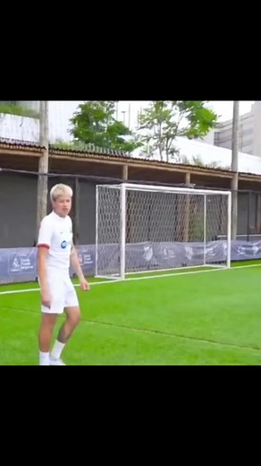 Vitor Quebrando o Poste - Edição Futebol