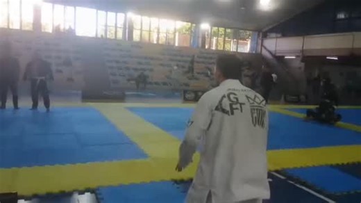 Estevao Max Nogara on Instagram: "Eu não ia lutar, não fui lá para isso pois eu não estava inscrito. Não tinha kimono, faixa, nada. Lesão, reação a vacina, tudo isso acompanhado de uma conversa sobre como o que eu faço não é valorizado. Um sentimento de angústia e frustrações que foram fermentando durante a viagem. Porém no final da competição, recebi um convite para fazer uma luta casada com um atleta que tinha ficado sem oponente. Eu só tinha a perder, mas ao mesmo tempo a vontade de lutar est