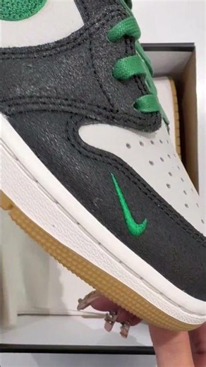 Taking the lid off the Air Jordan 1 Low OG ‘Phantom and Pine Green’ 🔬🎄👟