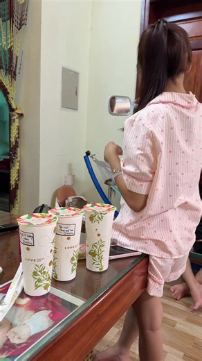 Trước khi về quê vẫn tranh thủ rủ anh uống trà sữa! Mng ai đã uống trà sữa hãng này chưa ạ??#trend #trending #myphamyskin #Thuý_Diệu @TLy Thuý Diệu Yskin (Th.Huyền)