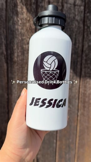 🎉 PERSONALISED DRINK BOTTLES – A FAVOURITE FOR A REASON! 🎉 ⠀⠀⠀⠀⠀⠀⠀⠀⠀⠀ These custom drink bottles have been a crowd-pleaser for years 🙌 and it’s easy to see why! ⠀⠀⠀⠀⠀⠀⠀⠀⠀⠀�Add your child’s name in ANY colour, choose from loads of sports designs, or even upload your own image or logo — just like the examples in this reel 👀✨ ⠀⠀⠀⠀⠀⠀⠀⠀⠀⠀ 🤍 Available in white & silver�💧 600ml capacity�🥤 Durable aluminium�✅ BPA-free & ready for action ⠀⠀⠀⠀⠀⠀⠀⠀⠀⠀ From netball, soccer, basketball, rugby, AFL & cr