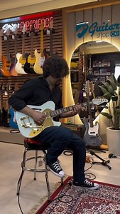 🥷👉🏼 @guitarshopce • 🎸 Chegou a ⛩️Seizi Vintage Origami White Gold - Juliana Vieira⛩️! Design sofisticado, sonoridade vintage e acabamento premium em um instrumento que é puro destaque. Ideal para quem busca timbre, estilo e personalidade no palco ou no estúdio. . A Seizi Origami é uma guitarra diferenciada em todos os aspectos. Na cultura japonesa, o origami representa a arte de dobrar papel, dentro de um objetivo de transformação do material original em uma escultura acabada. Nos utilizamos