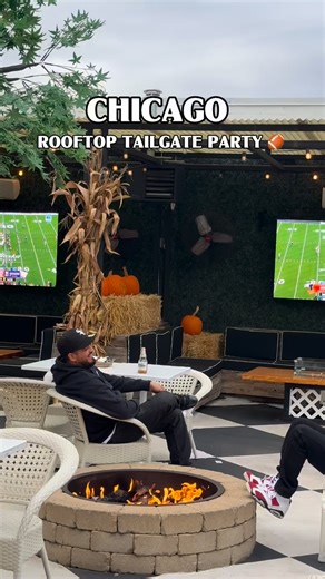 🏈 Rooftop Tailgate vibes at @moescantina ! All-you-can eat food and drinks starting at $20🍹🌮 for the rest of the football season. Make a reservation on @opentable or just walk in! Found this on the @empoapp - your go-to for the best things to do in Chicago. Don’t miss out #chicago #chitown #windycity #thingstodoinchicago #football #footballseason #tailgate #rooftop | Windy City Chicago