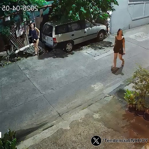 "Meada"- Dos chicas y un joven caminan por la calle de madrugada tras una noche de salida.Una de las chicas, al no aguantar más, se agacha y orina en plena vía pública.Todo quedó registrado por una cámara de vigilancia, que captó el momento sin que ellos se dieran cuenta. (Video viral que muestra cómo las necesidades apremian en cualquier lugar).Es corta, directa, con el detalle principal y tono ligero para redes. No se conoce el lugar exacto.