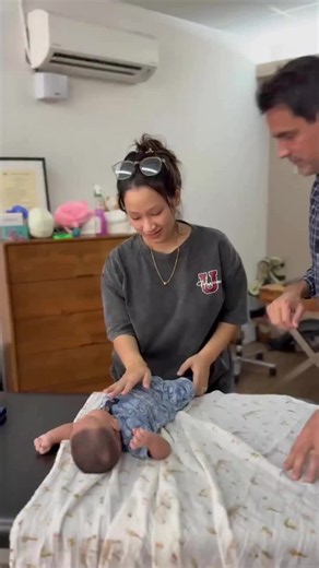 How new parents should hold a baby 👶 The way you hold your newborn baby can have a lasting impact on their development, posture, and overall strength. From birth, babies rely on neck and lumbar reflexes to move, feed, and build a foundation for strong muscles and healthy movement patterns. The lumbar reflex plays a key role in spinal motion, directly affecting posture and mobility as your child grows. Additionally, the muscles at the base of the skull help shape the head, develop the face and a