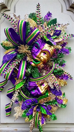Mardi Gras, but make it elevated. Layers of rich purple, emerald green, and gold come together with luxe ribbon, sparkling textures, and that classic masquerade flair. This is the kind of front-door moment that says you celebrate the season… and you have excellent taste while doing it. Bold. Festive. Just the right amount of drama. #MardiGrasDecor #MardiGrasWreath #FrontDoorStyle #SeasonalDecor #LuxuryHomeStyle