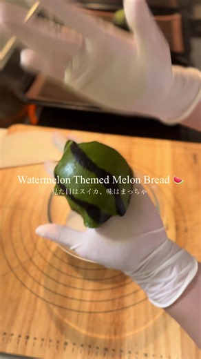 夏と言えばー!スイカー!🍉🤍出来上がり可愛すぎてたまらん! 見た目はスイカなんやけど、クッキー生地は抹茶味で脳がバグるパン🤣🤣🤍 着色料赤の方が色パキッとして可愛いやろなあ🤤🫶🏼 ※材料 6🍉 強力粉 250g ビーツパウダー 4~5g （着色料赤でも◎） 砂糖 25g 塩 3g ドライイースト 3g 卵黄 1個 牛乳（人肌）155~160g 無塩バター 25g 〈クッキー生地〉 無塩バター 60g 砂糖 40g 卵黄 2個 はちみつ 5g 薄力粉 93g 抹茶 7g ブラックココア 2g ・チョコチップ 好きなだけ ・グラニュー糖 適量 ①クッキー生地作り ボウルに、常温にしたバターを入れる。混ぜて滑らかに。砂糖入れて混ぜる。卵黄入れて混ぜる。蜂蜜入れて混ぜる。薄力粉・アーモンドプードル入れてサッサッサッと混ぜる。混ぜ終わった生地の内20g取り、違うボウルに入れる。多い方に抹茶入れて混ぜる。20gの方にブラックココア入れて混ぜる。ラップに包んで冷蔵庫で冷やす。 ②ホームベーカリーに捏ねを任す。10分程経ったらバター投入。残り2分になったら好きなだけチョコチップ入れる