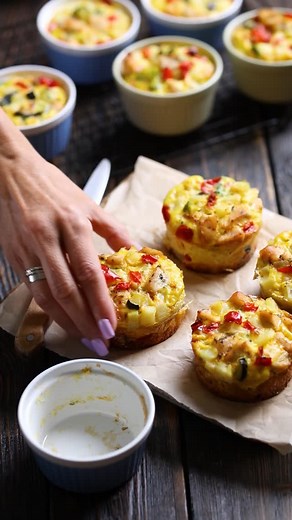 Beata i Igor Gratkowscy on Instagram: "Zapiekanki z warzywami i kurczakiem - mini frittaty do zjedzenia na ciepło i na zimno, idealne do zabrania w lunchowym pudełku. Wysokobiałkowe, odżywcze i sycące. 8 sztuk po 205 kcal ▫️Filet z kurczaka 300 g ▫️Papryka czerwona 1 szt. ▫️Cukinia średnia 1/2 szt. ▫️Ziemniaki 400 g ▫️Brokuł 1/2 szt. ▫️Jajka L 7 szt. ▫️Sól ▫️Pieprz ▫️Tymianek 1,5 łyżeczki ▫️Oliwa 2 łyżki 1. Ziemniaki obierz, pokrój w kostkę. Ugotuj do miękkości. Pod koniec gotowania dorzuć broku