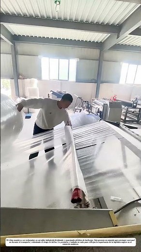 Cómo los trabajadores dividen el plástico de burbujas para la seguridad del envío