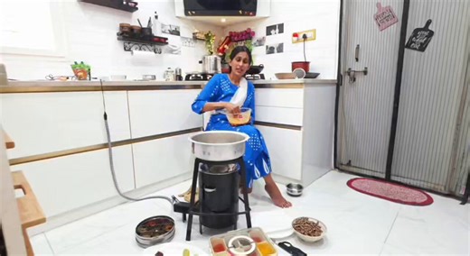 రోజంత సీరియస్ గా పోస్టల్ కామెంట్స్ లు చేసి అలిసి పోయారు..మీరు కాసేపు ఈ వీడియో చూసి మనసారా నవ్వుకోండి..మీరు నవ్వినట్టైతే… like .. share.. comment 😀