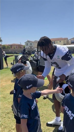 high fives on the field 🫸🫷 ‪@AmericanAirlines‬ | #BackTogetherSaturday #dallascowboys #nfl