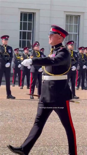 The RSM with the formation steez #london #thekingsguards #military #military #ceremony