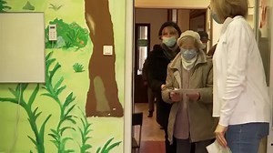 Hungarians queue for shots as COVID cases surge