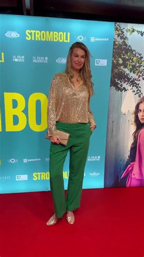 Gisteravond was bijzonder. De verfilming van de roman #stromboli van lieve collega en vriendin Saskia Noort ging in première. Een film over de verstrekkende gevolgen van verkrachting. Daarnaast werd ze door burgemeester Femke Halsema geridderd om haar bijdrage aan cultuur en samenleving. Saskia spreekt zich al jaren uit over haar eigen verkrachting, vrouwenhaat, seksisme en ijvert tegen meisjesbesnijdenis. Niet omdat ze dat leuk vindt, wat de haat die ze over zich heen krijgt is groot, maar omda