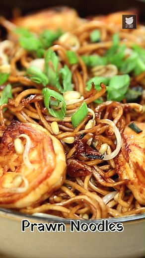 Learn How To Make Prawn Noodles Recipe from Chef Neelam Bajwa only on Get Curried. Make this easy Chinese Stir-Fried Noodles With Shrimp at your home and share your experience with us in the comments section below. Prawn Noodles Ingredients:- 1 pack of noodles 200-250gms 2 tbsp. Sesame oil Bunch of spring onions Pack of bean sprouts 4 cloves of Garlic Ginger, chopped 15 Prawns 1 Chilli 1 tsp. Sugar 1 tbsp. Soy sauce Salt to taste Method:- - Cook noodles in boiling water and drain. - Add sesame o