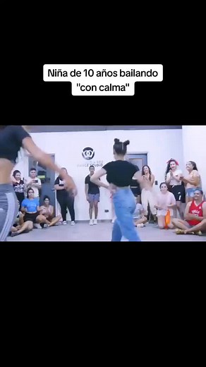 Niña de 10 años bailando con Calma: Reggaeton Coreografía 2018