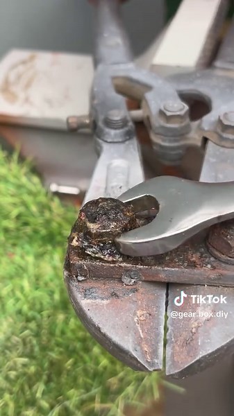 The simple trick that beats even the toughest rust Quick method to loosen rusty nuts #CaliGarage #RustFix #WorkshopHack