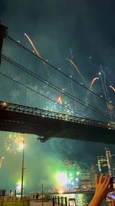 Beautiful fireworks lighting up the Brooklyn Bridge 🎆🌉 #BrooklynBridge #NYCFireworks #NYCSkyline #NewYorkCity #NYCNights #NYCVibes #CityThatNeverSleeps #CelebrateNYC #ExploreNYC #IconicNYC | New York Vibes