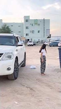 رمى ملابس قديمه قامت بارتدائه الطفلة الفقيرة ولكن عندما رأتها البنت الغنيه فعلت شيء صدمت ابيها😢💔