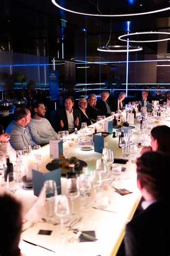 🇦🇹✨Ein Abend voller Austausch, Weitblick und Impulse für eine starke digitale Zukunft: Das war der innovative Moving Forward Executive Round Table mit Alexander Pröll, Staatssekretär für Digitalisierung. Josef Mantl, CEO JMC & Host, regte nach der Eröffnung zu einer spannenden Diskussionsrunde mit den Teilnehmer:innen an 🧠🤝 | Moving Forward