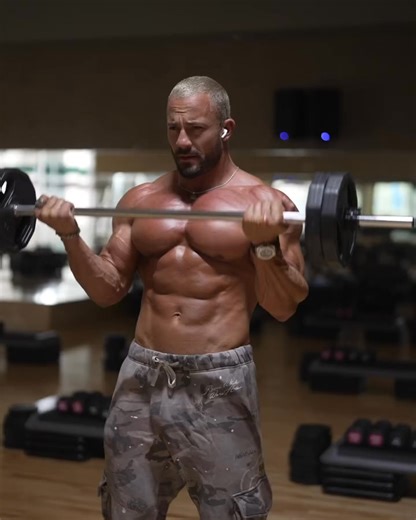 55K views · 1.9K reactions | Close grip, wide grip alternating curls. You want big biceps hit them from all the angles and buid some 3D muscle. | Garrott Coelho | Facebook