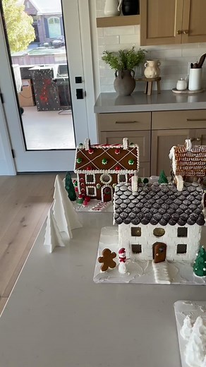 Are you making these mistakes while building your gingerbread house?! ...