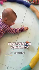 Pivoting is the movement a baby makes around its own axis. The milestone of pivoting occurs after rolling from back to belly. Most babies have started pivoting by six months. Try inviting your baby to pivot, as it contributes to good motor support leading up to crawling. In the pivoting movement, the important ability for cross-coordination (using the right and left brain hemispheres alternately), is strengthened. Have fun playing! With love, Maria ❤️ (Your pediatric physical therapist from Denm