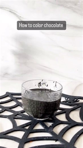 How to achieve a smooth, creamy chocolate, without adding oil, coconut oil, or paramount crystals. Start with a really good quality chocolate in Mexico I love using @sicao.lat @sicaochocolate Sicao in USA i love using @stoverandcompany chocolate Now to coloring there are 3 theories in coloring chocolate 1. Using powder which is how I learned it doesn’t add flavor or oils to your chocolate has to be a good quality powder 2. Oil colors actually there is a variety of companies that I like @colour.m