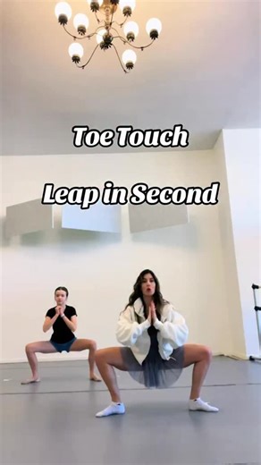 Stretching won’t improve your leaps. Not unless your flexibility is functional. You need strength, stability, and control — not just loose muscles. That’s why my Middle Splits Handbook was designed to help dancers, gymnasts, and cheerleaders improve real flexibility that translates into higher leaps, better alignment, and safer landings. ✨ Inside you’ll find: • Static & dynamic stretch routines • Strength-based flexibility exercises • At-home practice checklists • Ready-to-use class plans for ed