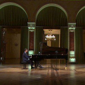 🎼Liszt Ferenc káprázatos ,,Paganini-etűdök" sorozatából a második, Esz-dúr etűdöt hallhatják Kovács Gergely előadásában. 🎹 Zongorajátékát élőben is meghallgathatják legközelebbi matinékoncertünkön, amelyen Lőkösházi Mária szoprán énekművészt kísérve Liszt ritkán hallható dalait fogják előadni. Jegyek a kommentek között! --- 🎼You can hear the dazzling second etude in E-flat major from Franz Liszt's series of "Paganini Etudes", performed by Gergely Kovács. 🎹 You can hear him play live at our n