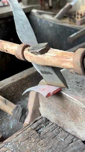with a simple pair of scissors. Look at this blacksmith's skill in shaping garden tools, it's extraordinary, isn't it? 🔥🔨🔨 blacksmith #forging #metalwork #handmade #craftsmanship #traditionalcraft #globalreels #reelsoftheworld #Pandaibesi #worldofcrafts | Rizaldi