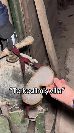 Terkedilmiş Villa: Gizemli Videolarla Keşfet
