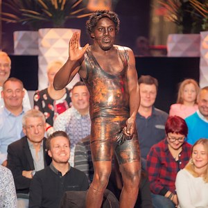 22M views · 95K reactions | Manneken Pis fête ses 400 ans et décidémment, il ne les fait pas ! Par contre, il fait toujours pipi.... Même sur notre plateau ! | Le Grand Cactus - RTBF | Facebook