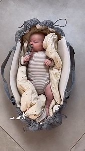 In my experience, many frustrated parents of babies who cry excessively and sleep very little are often told by their healthcare provider to simply “ride out the storm and wait for better days.” They are reassured that if their baby is gaining weight and not ill, there’s nothing wrong. This can be extremely frustrating for parents, especially when their gut instinct tells them that something isn’t quite right. ❗️Just because something is common and not life-threatening doesn’t mean there’s nothi