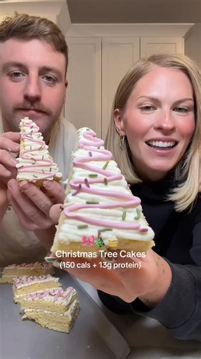 Protein Christmas Tree Cakes 🎀🧁 (150 cals 13g protein/ each) This recipe makes 7 cakes: -145g. Betty Crocker White Cake Mix -1 1/3c Sprite Zero -4 scoops CSE Cake Batter Protein Powder (use SMALLERSAM to save) -4 tbsp Whipped Cream Cheese -4 tbsp Plain Nonfat Greek Yogurt -1.5 tbsp SugarFree White Chocolate Pudding Mix -3 tsp milk (as needed) Optional; use red food coloring to create the red ribbon and sprinkles to taste. #cake #protein #hack #christmas #dessert #weightloss #pcos #pcosweightlo