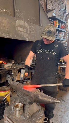 16 reactions | Le feu  sacré de la forge est allumé. Pour créer une magnifique sculpture à l’image des samares d’érable. Une œuvre qui prendra sa place à l’hôtel de ville de Mirabel. #ferforge #sculpturepublique #mirabel #samarederable #lesforgesdemontreal #charlem_lepeintre #feusacre | Charlem Lepeintre | Facebook