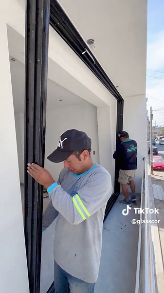 Llegamos hasta el distrito de los olivos, para la instalación de una mampara serie 80 triple corredizo con perfiles color negro brillante y vidrio laminado de 8 mm, mayor flujo de ventilación y luz natural, ademas de gran hermeticidad al ruido y polvo #instalacion #mamparas #glasscord #ventanas #acabados #vidrios #aluminios #parati #serie80 #construccion #fyp #vidrio #laminado #hermetico #sala