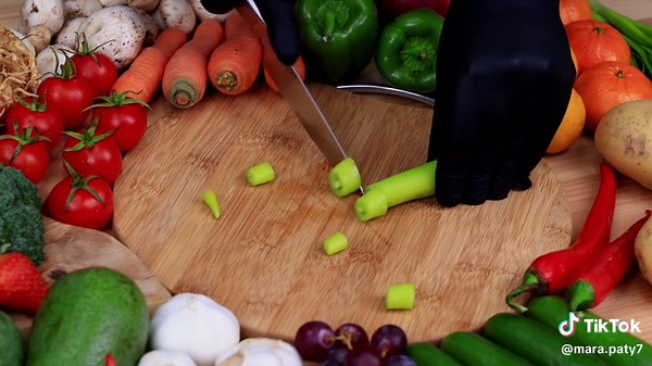 Cooking as Meditation: A Path to Inner Peace and Harmony We often view cooking as a routine task to complete. However, if we approach the process with intention and mindfulness, cooking can become a true meditation — an act of love and care for ourselves and others. When we immerse ourselves in chopping, mixing, and cooking, we can feel our thoughts calm. Instead of rushing and thinking about external worries, we are fully present in the moment, focused on every action. 🔸 Mindful Attention: Eac