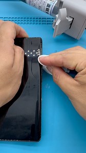 2.7K views · 74 reactions | Lanrui curved screen caulking bracket glue is recommended to everyone. The glue does not corrode or degum, and the effect is comparable to that of the original factory. Buy Lanrui brand. #mobile #repair #glue | Lan Rui | Facebook