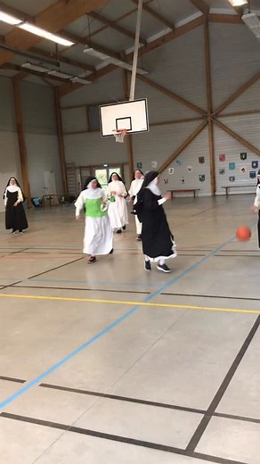 227K views · 5.4K reactions | [Vie de La communauté] Pendant le vacances, nous sommes allées à Pontcallec, la maison mère de notre Institut. Nous avons pu retrouver nos sœurs de là-bas et aussi nous défouler au cours d’un match de basket acharné. #communauté #fraternité #dominicaines #religieusetoutterrain #basket #sport #dominicainesdusaintesprit #catho #religieuse | Communio Saint Pie X | Facebook