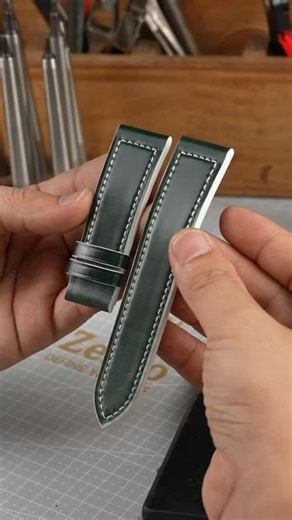 30 giây nhìn thấy – nhiều giờ để hoàn thiện. Từ việc chọn da Shell Cordovan, cắt form, khâu tay, đánh cạnh cho đến tạo dáng cuối cùng — tất cả đều được làm thủ công. 30 giây trong video chỉ là một phần rất nhỏ. Thực tế là hàng giờ tập trung, kiên nhẫn và kinh nghiệm. Đó là cách một sợi dây da được tạo ra để đẹp lên theo thời gian, không chỉ để đeo — mà để gắn bó. #zenio #dâyđồnghồ #daydadongho | Zenio