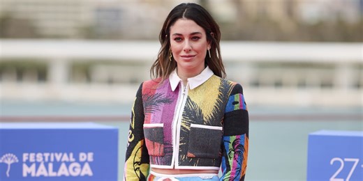 Blanca Suárez impacta en el Festival de Málaga con un dos piezas de minifalda y camisa crop estampado de efecto toalla