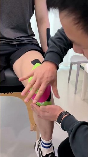 Stabilizing knee taping method, the kinesiology tape acts on the knee to help relieve pain