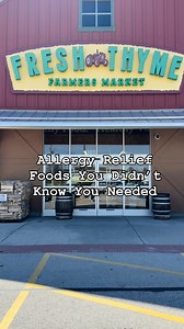Spring is in the air and so are seasonal allergies!🤧 But what if eating certain foods could help you naturally relieve some of your allergy symptoms? Dietitian Meghan breaks down foods that may help relieve those itchy eyes and hives that come around every Spring. ✰ Spices like anise, fennel and ginger may help clear out your allergy related congestion as they act as a natural decongestant to help loosen mucus and allow drainage to help with congestion. ✰ Vitamin C rich foods like tomatoes, swe