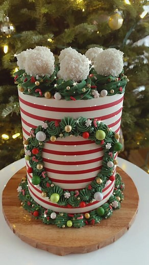 Festive Christmas Wreath Cake Decoration Ideas