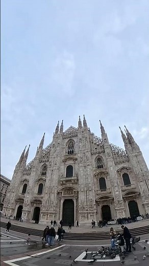 Duomo Square Milan | 360° Spin in Piazza del Duomo 🇮🇹