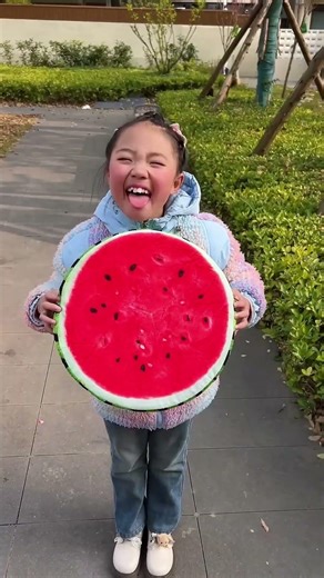 Such a huge fruit candy! #Creative #FunFamily #Sharing #funny
