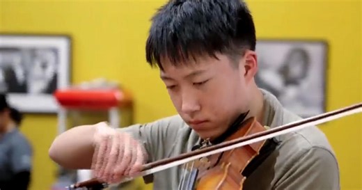 College pianist plays for seniors with Alzheimer's