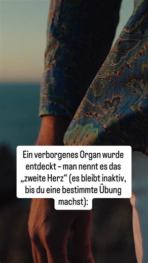 Milan Milic on Instagram: "1️⃣ Lange dachte man, unser Herz sei allein für Rhythmus und Durchblutung zuständig. Doch neuere Erkenntnisse zeigen etwas anderes: Es gibt ein neuronales Netzwerk im Körper, das wie ein zweites Herz wirkt – nicht anatomisch, sondern funktional. Es beeinflusst, wie sicher, ruhig oder alarmiert wir uns fühlen. 2️⃣ Dieses „zweite Herz“ reagiert nicht auf Gedanken, sondern auf Zustände. Stress, Druck, Angst – all das bringt es aus dem Takt. Und solange es inaktiv bleibt,